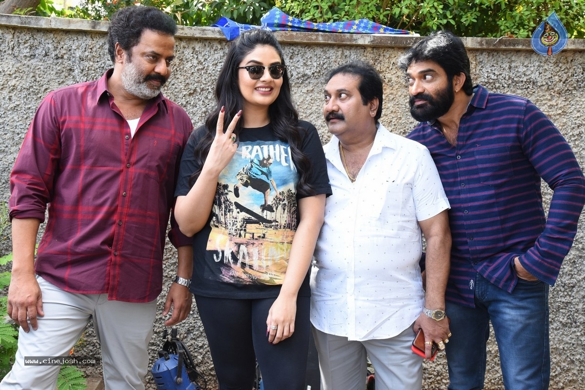 crazy uncles press meet,crazy uncle movie,sreemukhi,sree mukhi  'క్రేజీ అంకుల్స్` శ్రీముఖికి  బాగా నచ్చారు! 